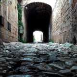 Decidiamo di raggiungere la costa, ma prima notiamo sulla sinistra, dove termina l�ultima arcata del ponte ottocentesco, una stradina remota e angusta: un antico e affascinante passaggio nascosto che conduce in paese caratterizzato per il pavimento composto da basole di taglio irregolare